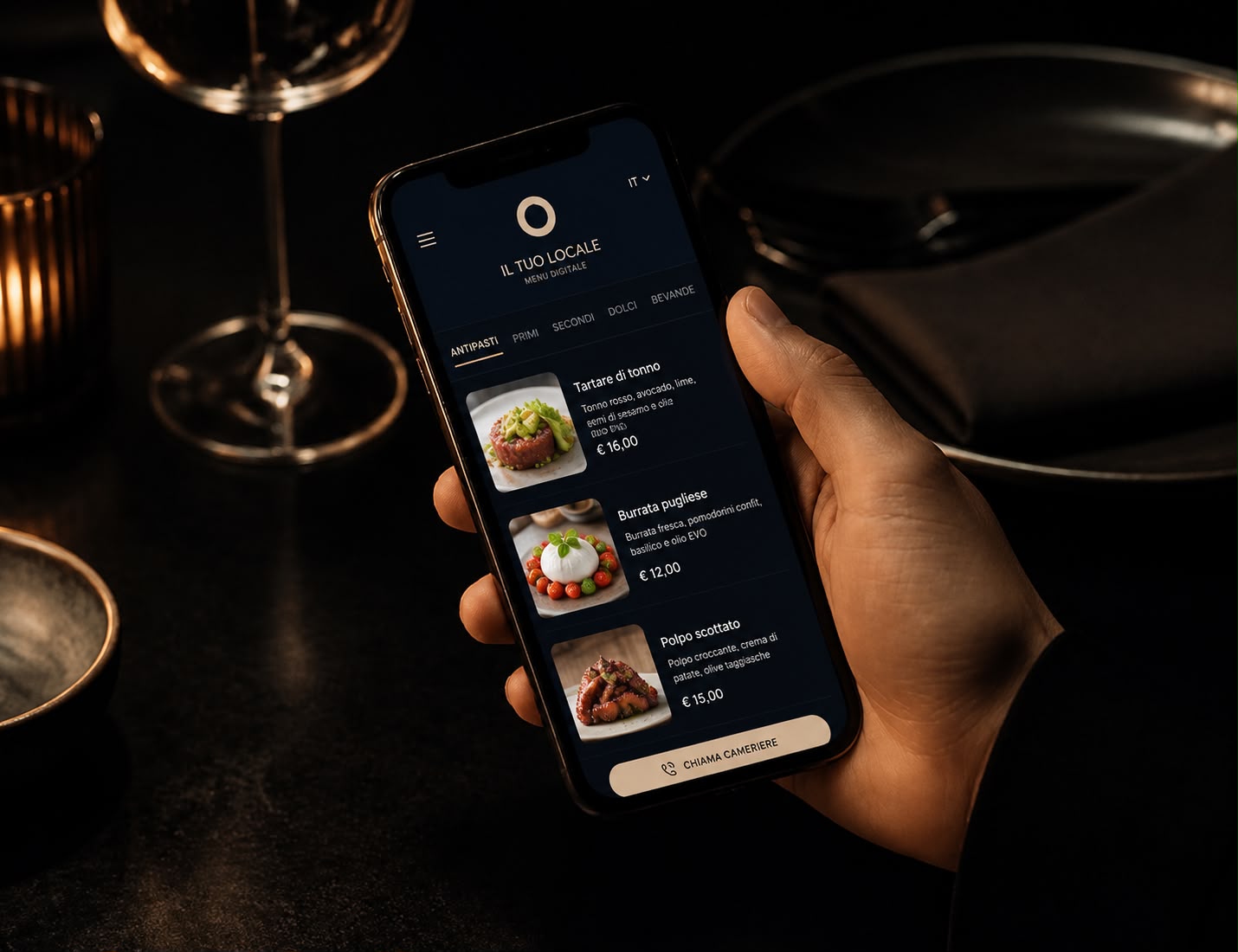 Menù digitale di un ristorante aperto sullo schermo di uno smartphone al tavolo